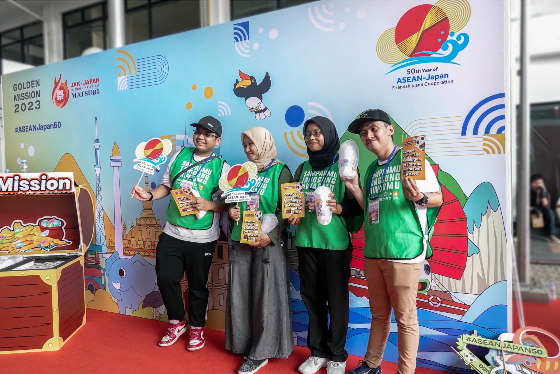 A group photo with the prize from the ASEAN-Japan50 Golden Mission at the Jakarta Japan Matsuri event